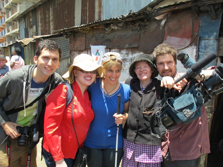 Jayne waithera et sa bénéficiaire Mary dans les bidonvilles de Korogotchi au Kenya