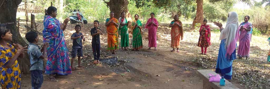 Sadhana teaching a group of kids and women on how to wash the hands to prevent Covid-19